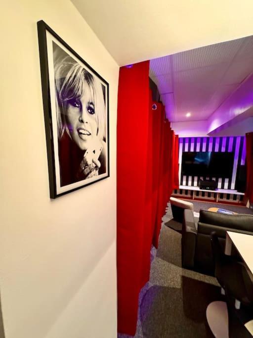 Experience Cinema Immersif Dans Renove Pres De Montmartre * Paris